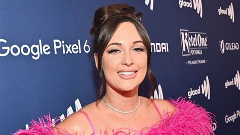 Kacey Musgraves in Bathing Suit Shares Rare。